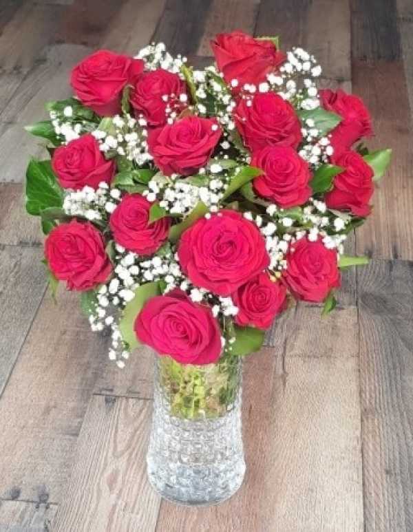 vazoda 15 kırmızı gül
